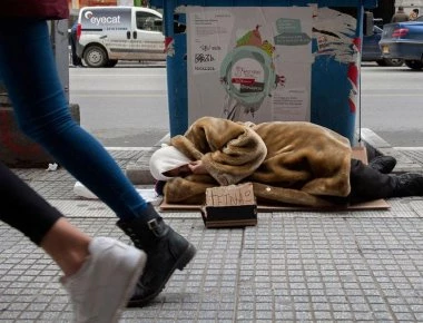 Τα αποτελέσματα των μνημονίων: Σε κατάσταση φτώχειας ή ένδοιας το 40% των Ελλήνων